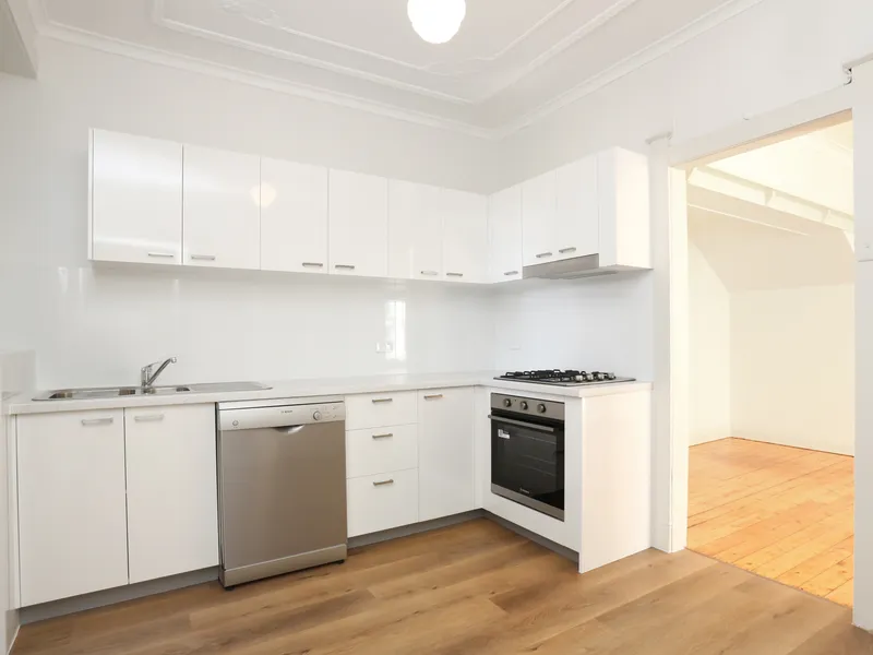Large art deco 2 bedroom unit with 2 sunrooms