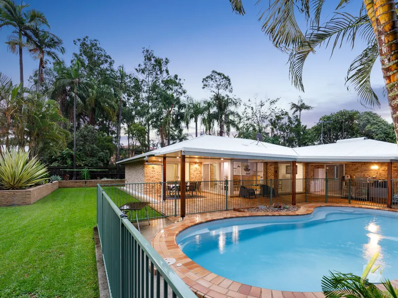 SPRAWLING MODERN FAMILY ENTERTAINER 