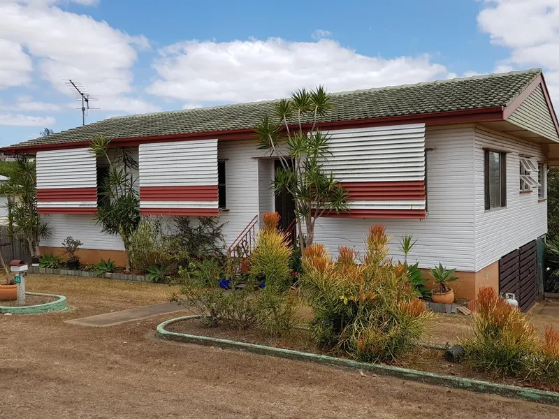 Family Home - Easy walk to shops and schools