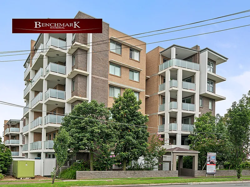 TOP FLOOR WITH PANORAMIC VIEWS! 