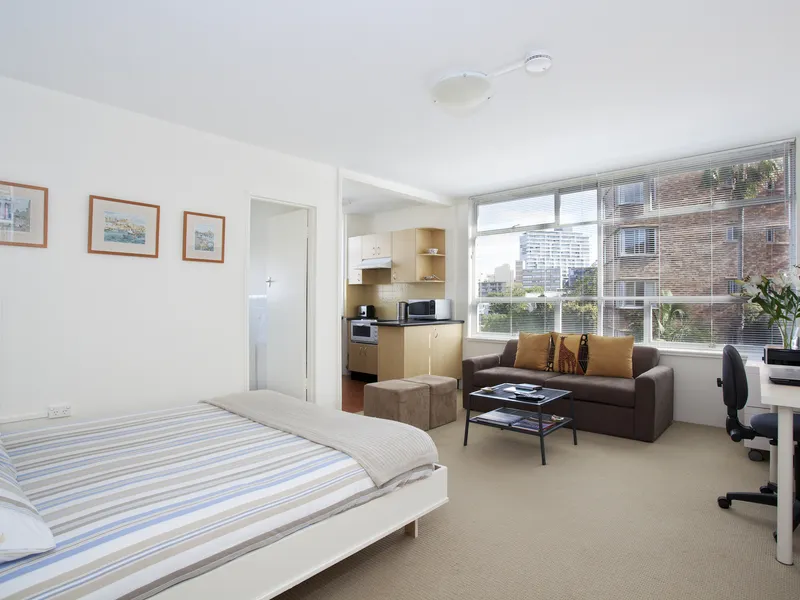 LIGHT, BRIGHT APARTMENT IN A PERFECT LOCATION!