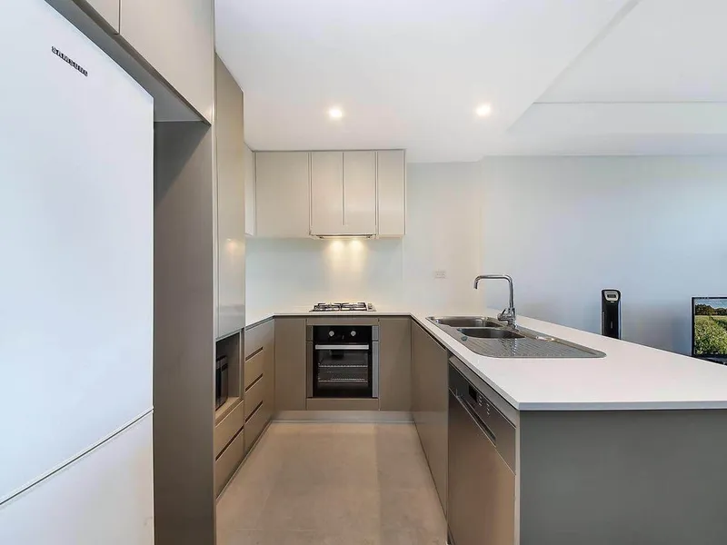 Top Floor View, Spacious & Modern 2 Bedroom Apartment