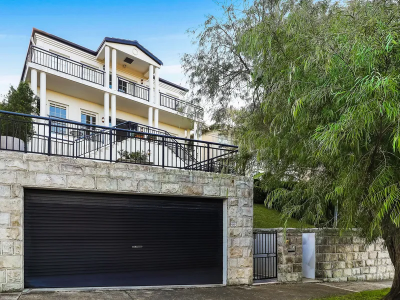 Grand Residence on 721sqm Elevated Parcel with Harbour to Ocean Views