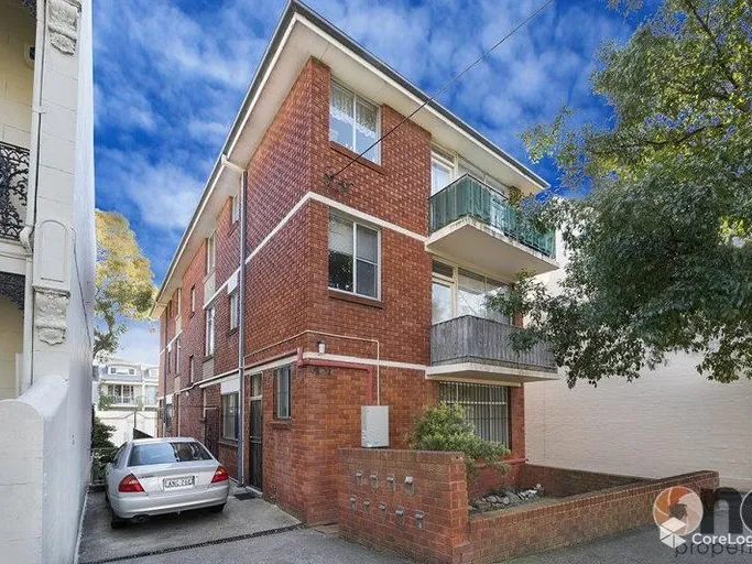 Inner city Lifestyle in stunning Paddington tree lined street. Perfectly located minutes walk to Oxford St & Moore Park precinct.