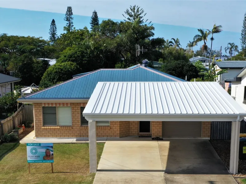 STUNNING FAMILY HOME LOCATED WALKING DISTANCE TO THE BEACH & RIVER