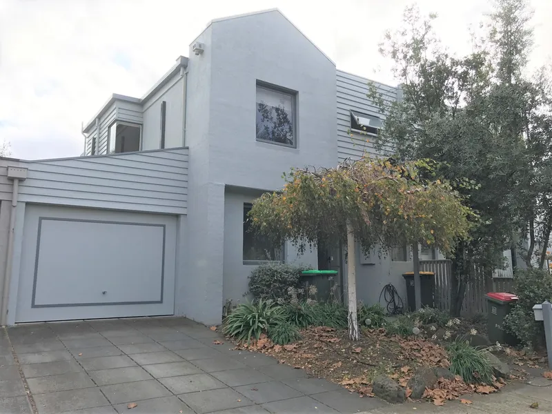 Charming Townhouse in Beautiful Tree lined Street !