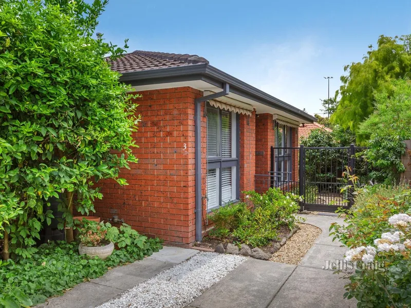 Single level garden delight near Lynden Park