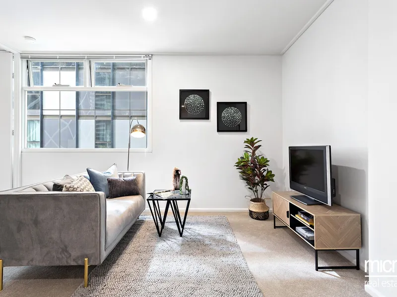 Light-Filled Elm Tower Retreat in Irresistible Laneway Locale