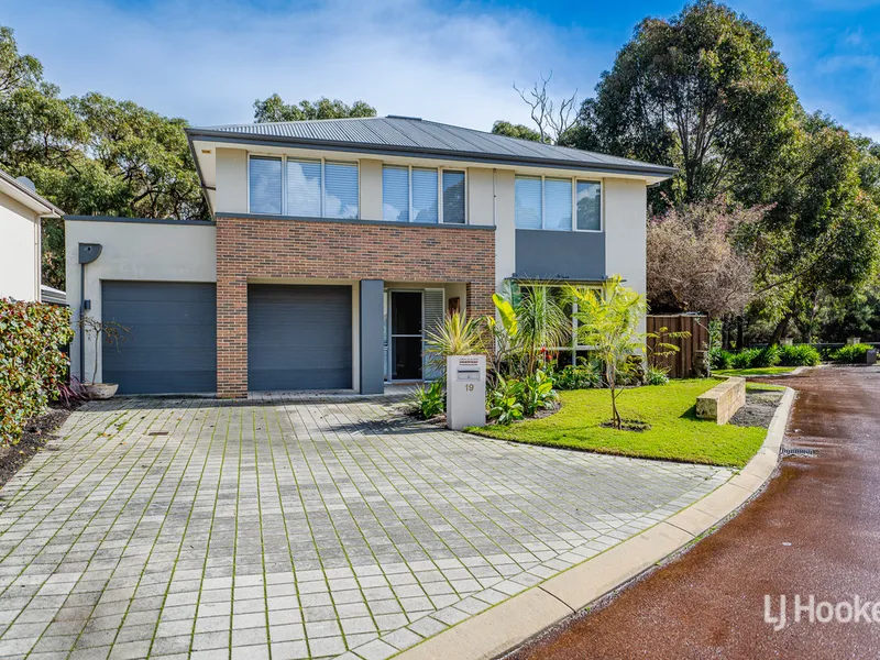 Luxury Living on the Fairway: Your Private Paradise Awaits!