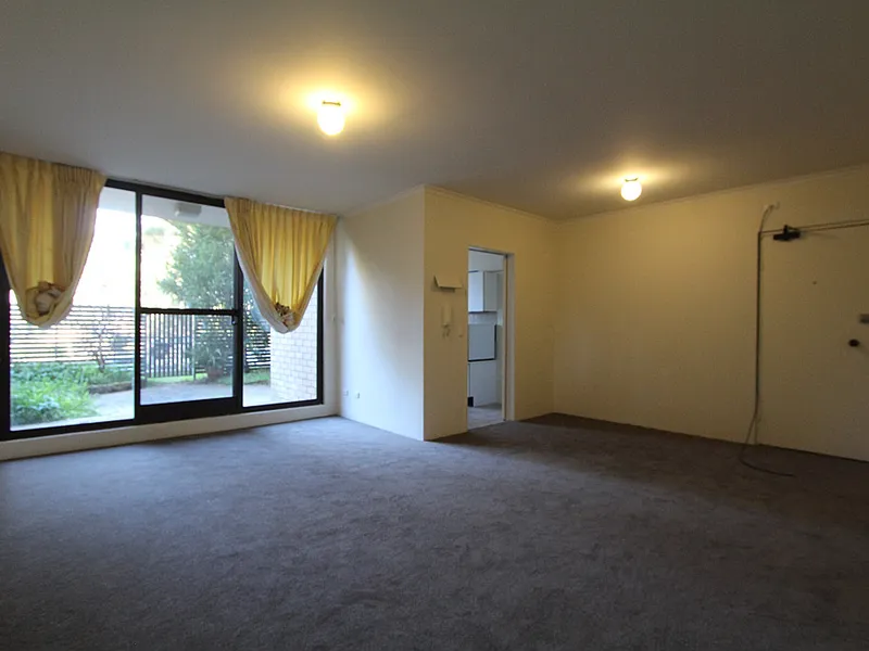 SPACIOUS TWO BEDROOM APARTMENT IN CONVENIENT LOCATION