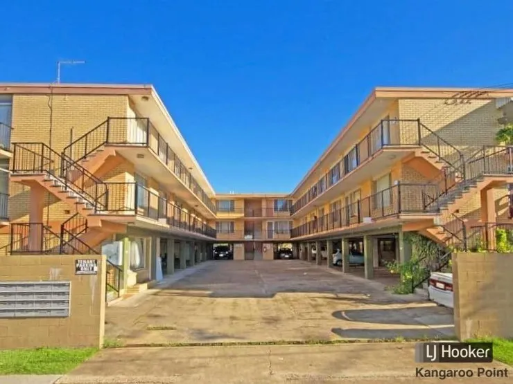 GREAT LOCATION WITH A POOL AND  ONLY 2 KM FROM THE CITY!