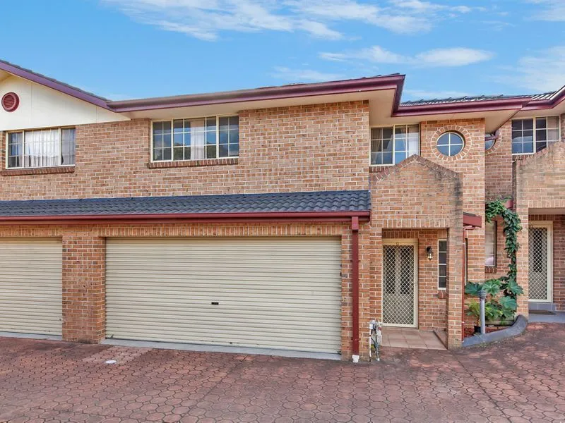 WALK TO STATION, SHOPS AND SCHOOL !