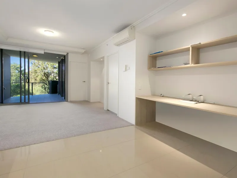 Immaculate Apartment with Leafy Golf Course Views! 