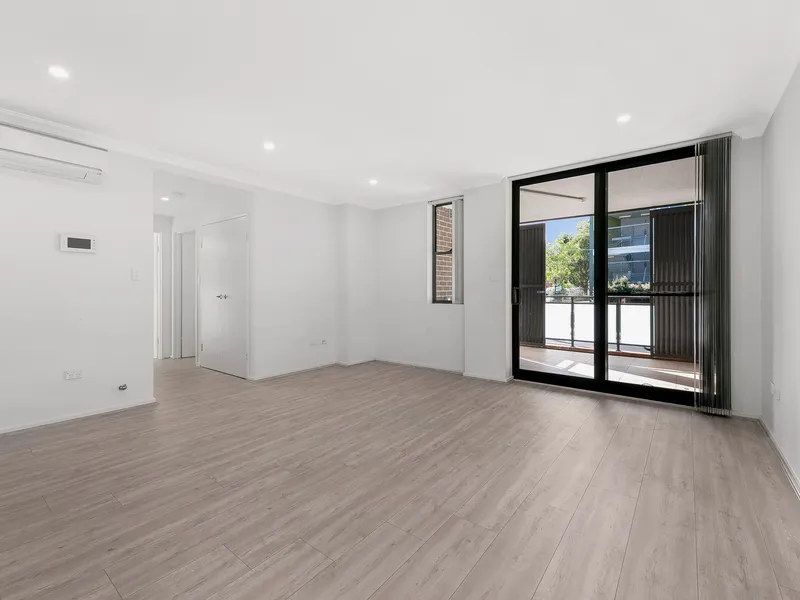 Bright & Sunny Apartment with fresh paint and new floorboard!