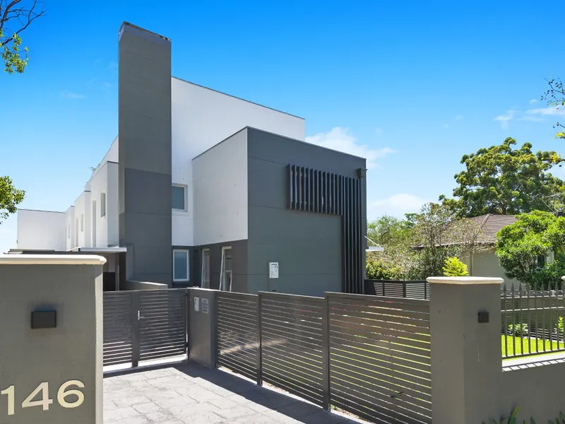 QUIET & PRIVATE - HANDY TO EVERYTHING - ADJOINS GOLF COURSE - NORTHERN VIEWS