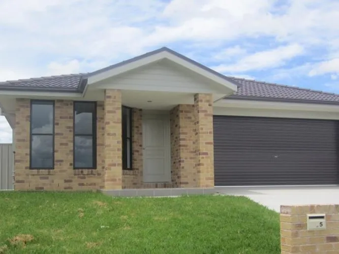 MODERN FOUR BEDROOM HOME WITH DOUBLE LOCK UP GARAGE