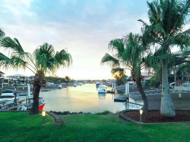 Luxury Newport Canal Living ~ Large 5 Bedroom Home