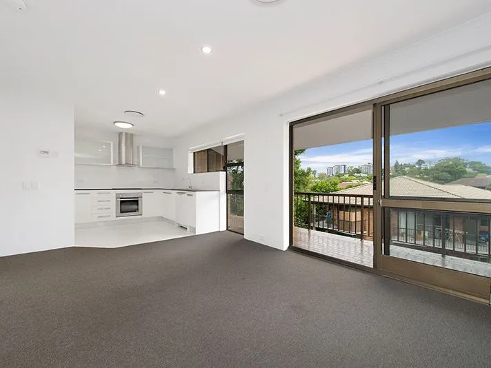 TOP FLOOR LIVING - POOL IN COMPLEX