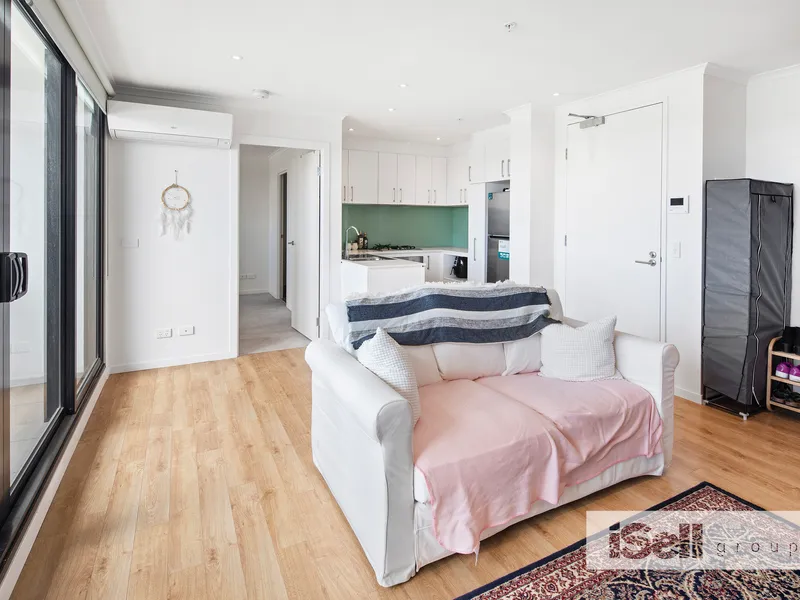 RISE HIGH WITH THIS MODERN APARTMENT IN PRIZED LOCATION