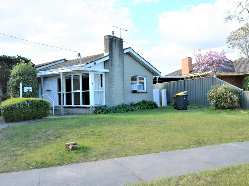 SPACIOUS 3 BEDROOM FAMILY HOME IN A CONVINIENT PLACE IN GLEN WAVERLEY