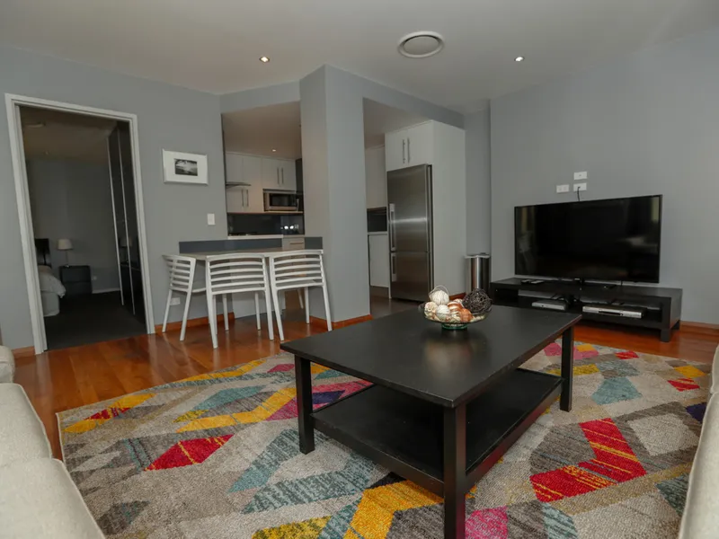 THREE BEDROOM APARTMENT IN PYRMONT