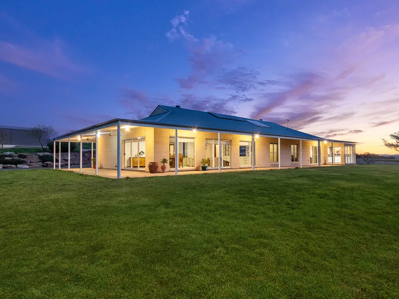 Charleston  The near city rural property you have been searching For  Quality Homestead on 195 Productive Acres ( 79.2 ha )
