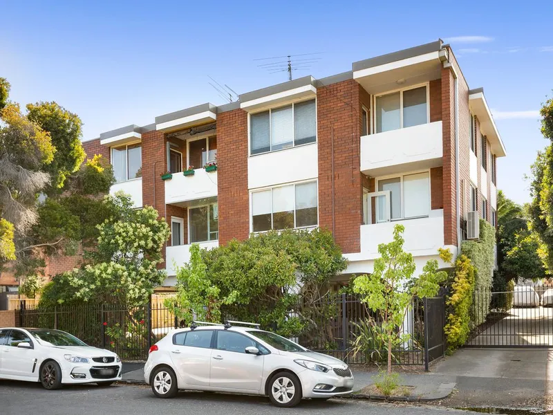 ‘10 out of 10’ - The perfect apartment in the best lifestyle location Balaclava has to offer.