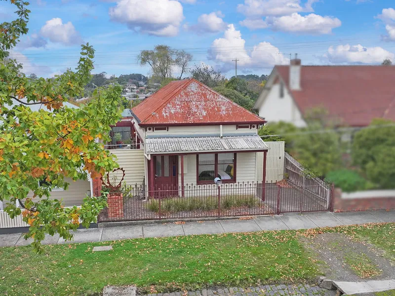 Single Fronted, Renovated Cottage A Mere Stones Throw From The CBD