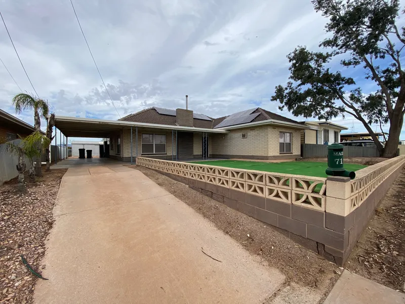 COMFORTABLE FAMILY HOME WITH SOLAR PANELS!