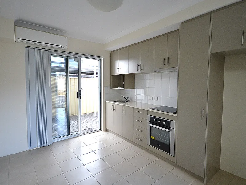 MODERN, LOW MAINTENANCE 2x1 HOME IN GREAT LOCATION