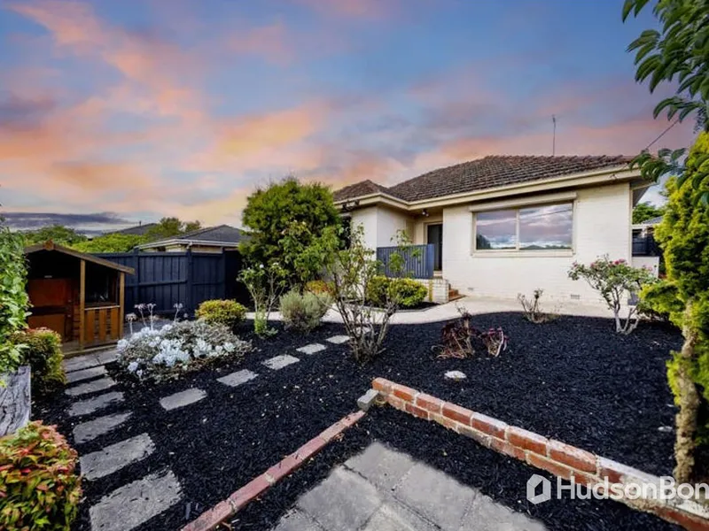 STUNNING and PRIVATE SINGLE LEVEL LIVING
