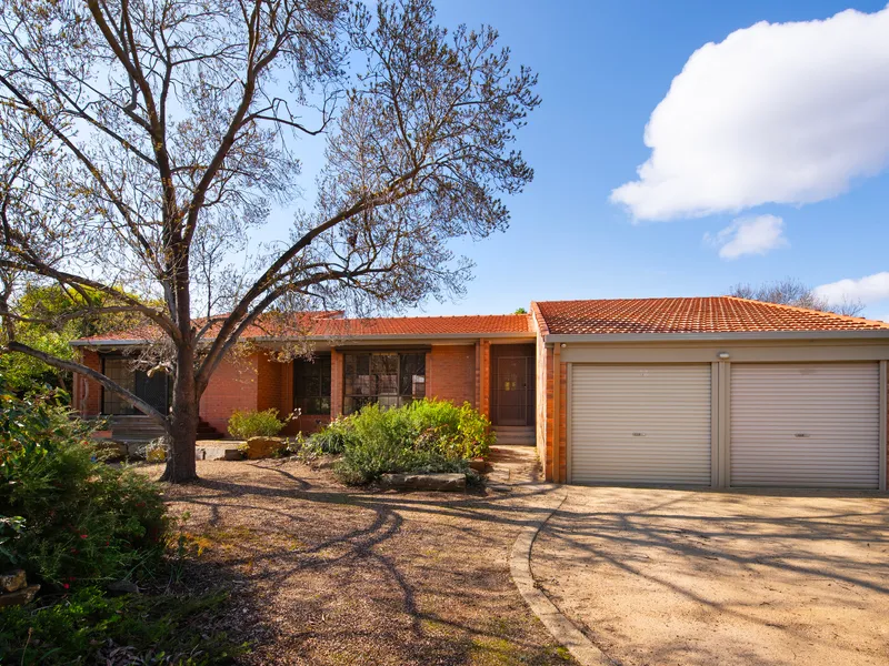 Family Home in Prime Location - 2667m2 garden (0.66 Acre).