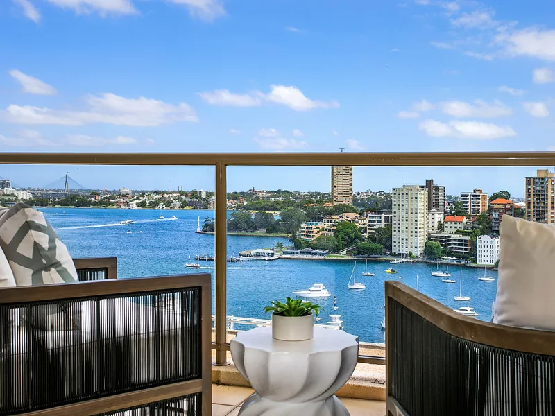 Luxurious executive apartment of generous proportions and harbour views