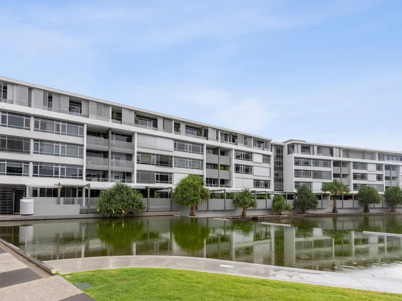 A RARITY - MAGNIFICENT APARTMENT IN PIER SOUTH NEWSTEAD - RIVER FRONTAGE