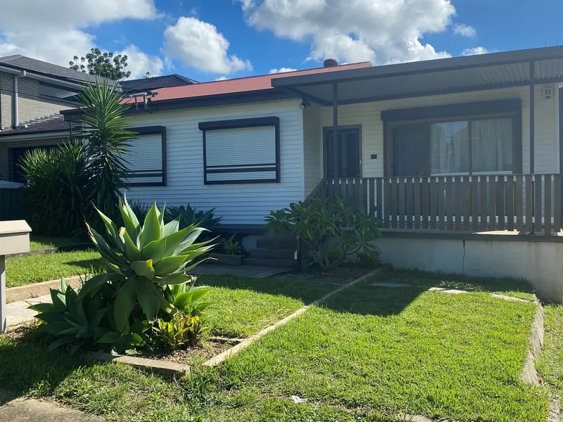 Within Close Proximity to Schools & Shops!