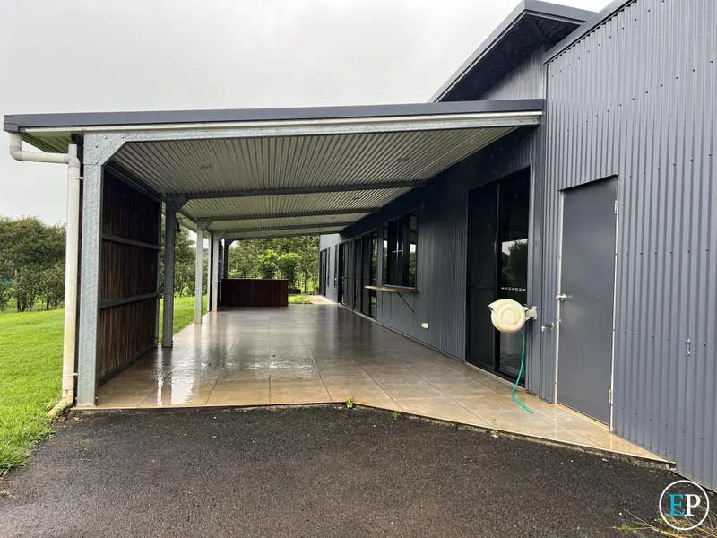 Large family home on acreage in Peeramon suitable for horses