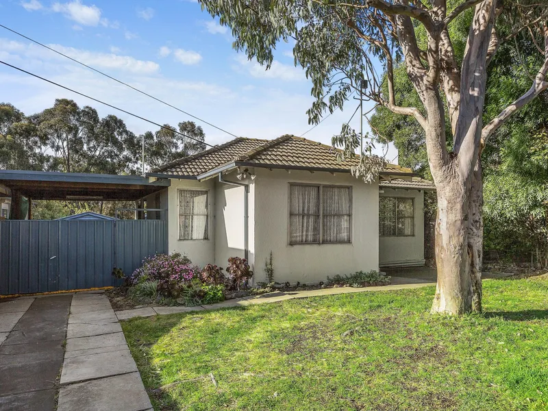 NEAT AND TIDY THREE BEDROOM HOME BACKING ONTO PARKLAND...