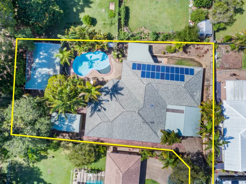 PERFECT INVESTMENT OR DUAL LIVING OPPORTUNITY WITH MULTIPLE DWELLINGS ON HUGE 1066m2 BLOCK! PRIVATE & FULL OF CHARACTER!