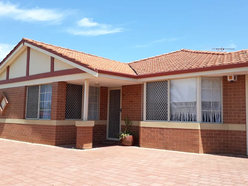 Beautiful Home with Double Master Bedrooms. Cul-de-sac locale in Elevated block!