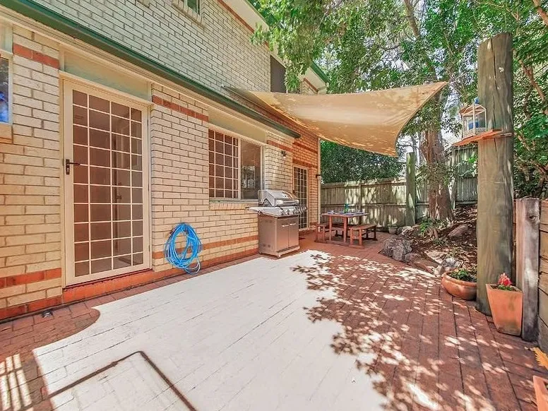 Spacious Townhouse With Sunny Courtyard