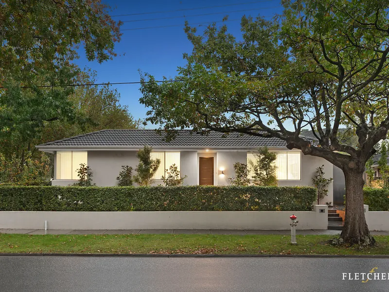 A fashionable jewel on an iconic Surrey Hills crescent