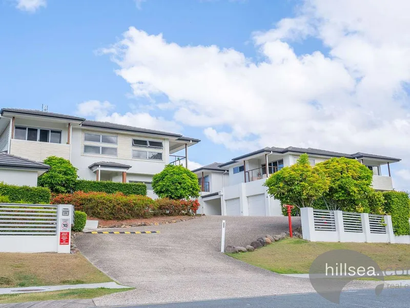 FURNISHED TOWNHOUSE IN THE HEART OF HELENSVALE - POOL