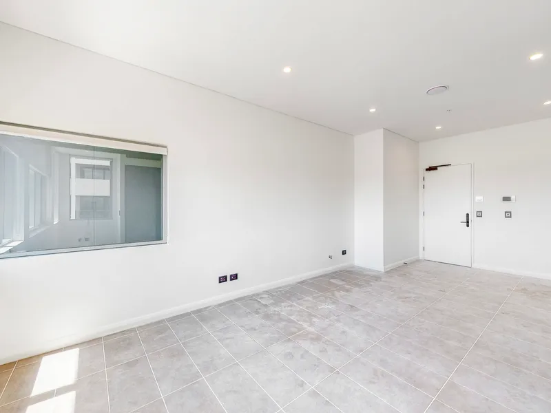 TNT - Brand New One Bedroom + Study, Opposite Redfern Train Station