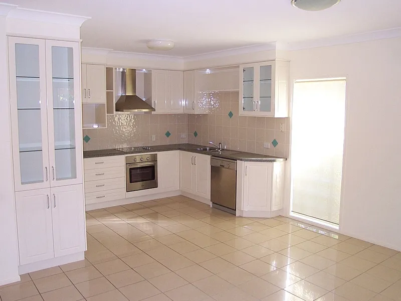 SPACIOUS FAMILY SIZE VILLA - CENTRAL CLEVELAND LOCATION