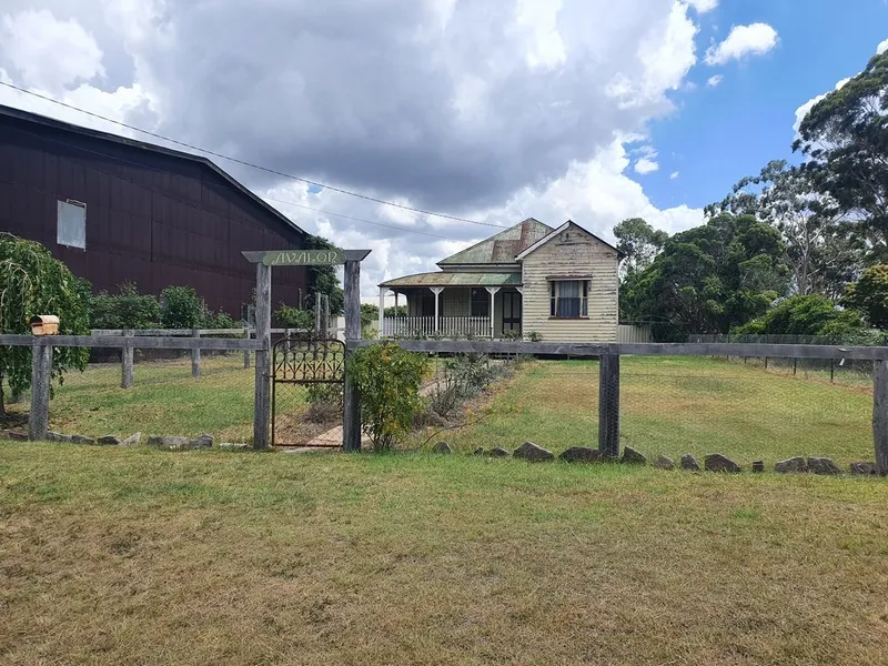 2 Bedroom Home + Sunroom Close to CBD