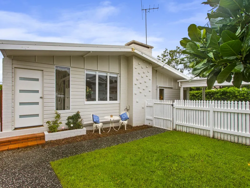 Bright & White, Lowset Home In Gordon Park