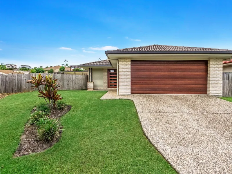 ATTENTION FAMILIES! Immaculate home opposite large park.