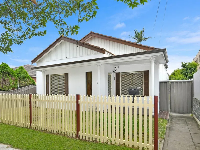 R4 Zoning Double Brick House  - 460SQM BLOCK  - OPEN TO VIEW SATURDAY 11-11:30AM