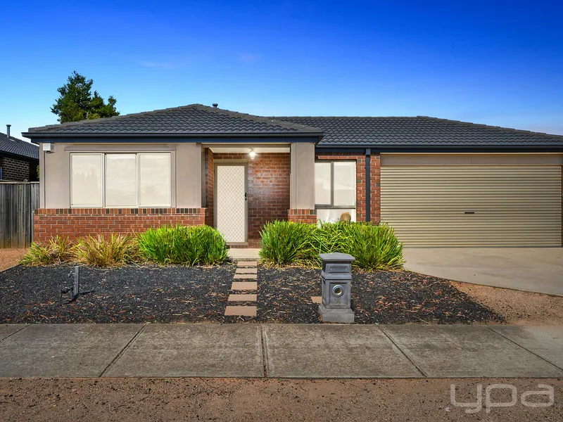 FAMILY HOME WITH LARGE BACKYARD & PERGOLA!