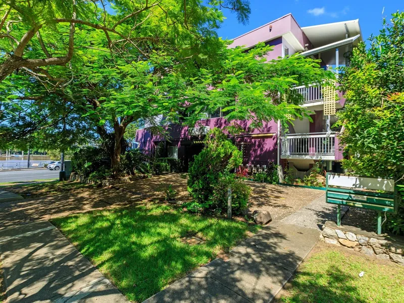 LOCATION, VIEWS, SIZE – EVERYTHING YOU COULD POSSIBLY WANT IN A RIVERSIDE APARTMENT!